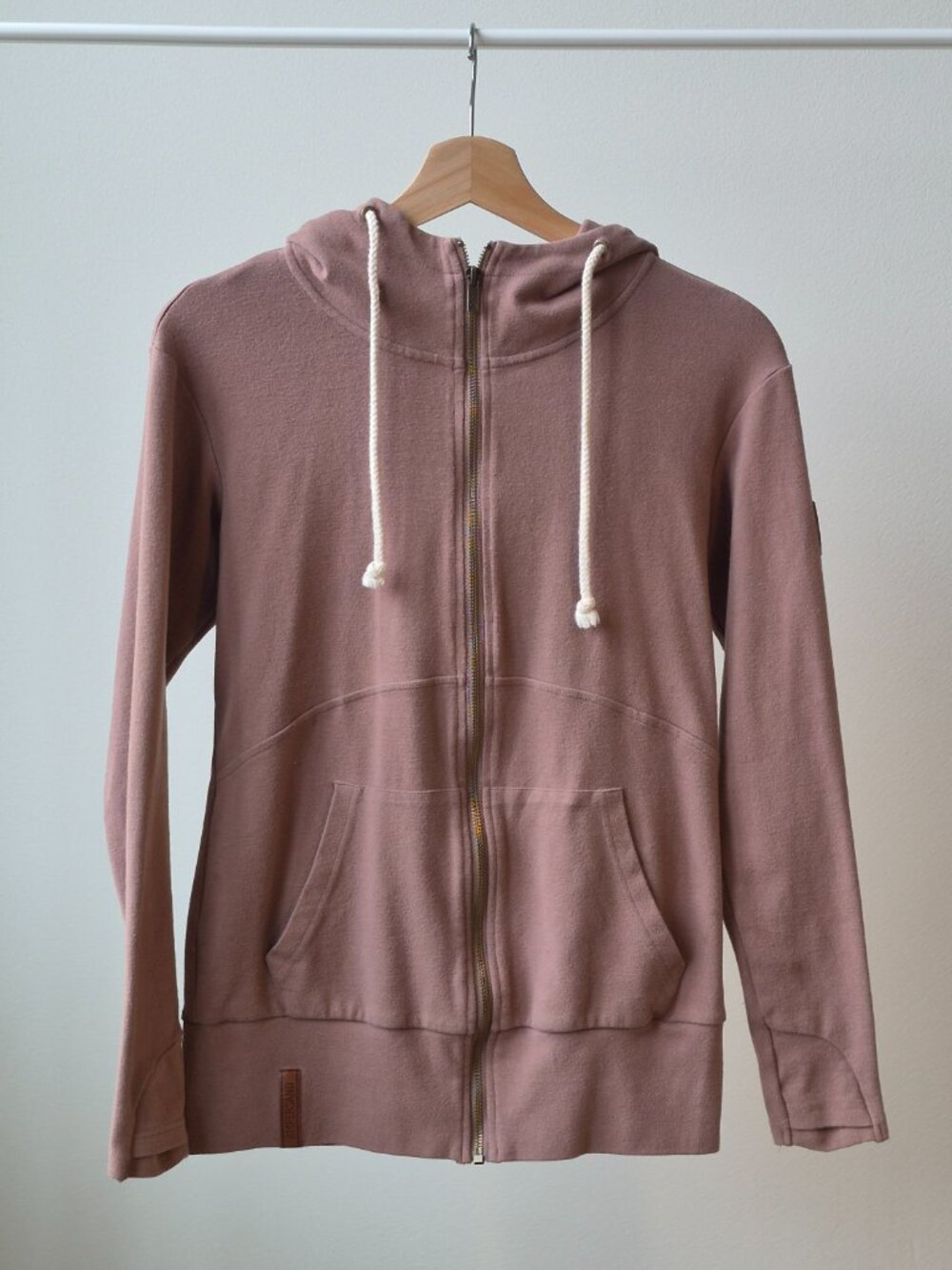 Ampersand Avenue Women’s XS Full Zip Hoodie Mauve Thumbholes Leather Patch